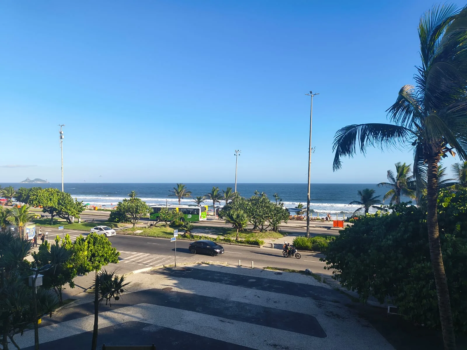 Frontal Mar 67m² — Varandão 17m², 2 Vagas, Posto 7