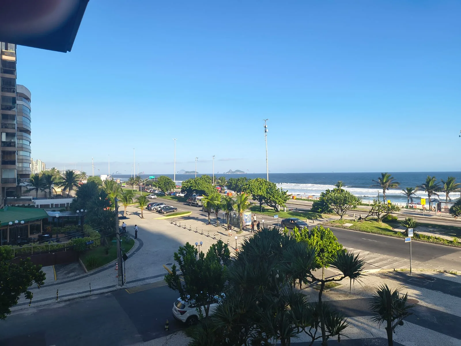 Vista lateral da orla e Ilhas Cagarras