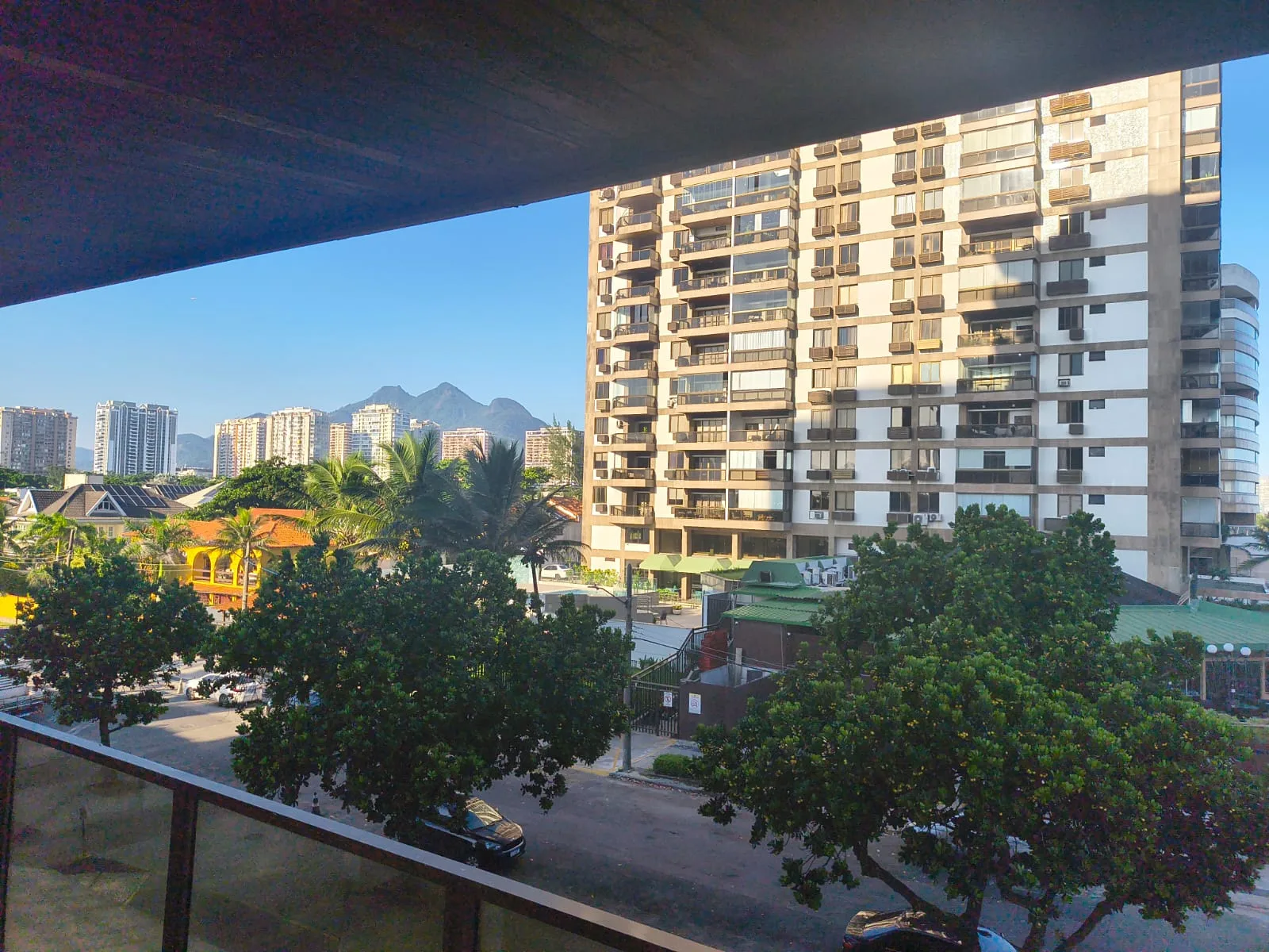Vista da varanda para a montanha e prédios