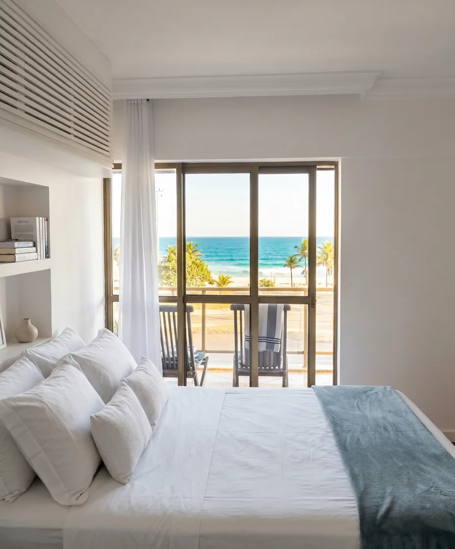 Quarto com varanda e vista mar