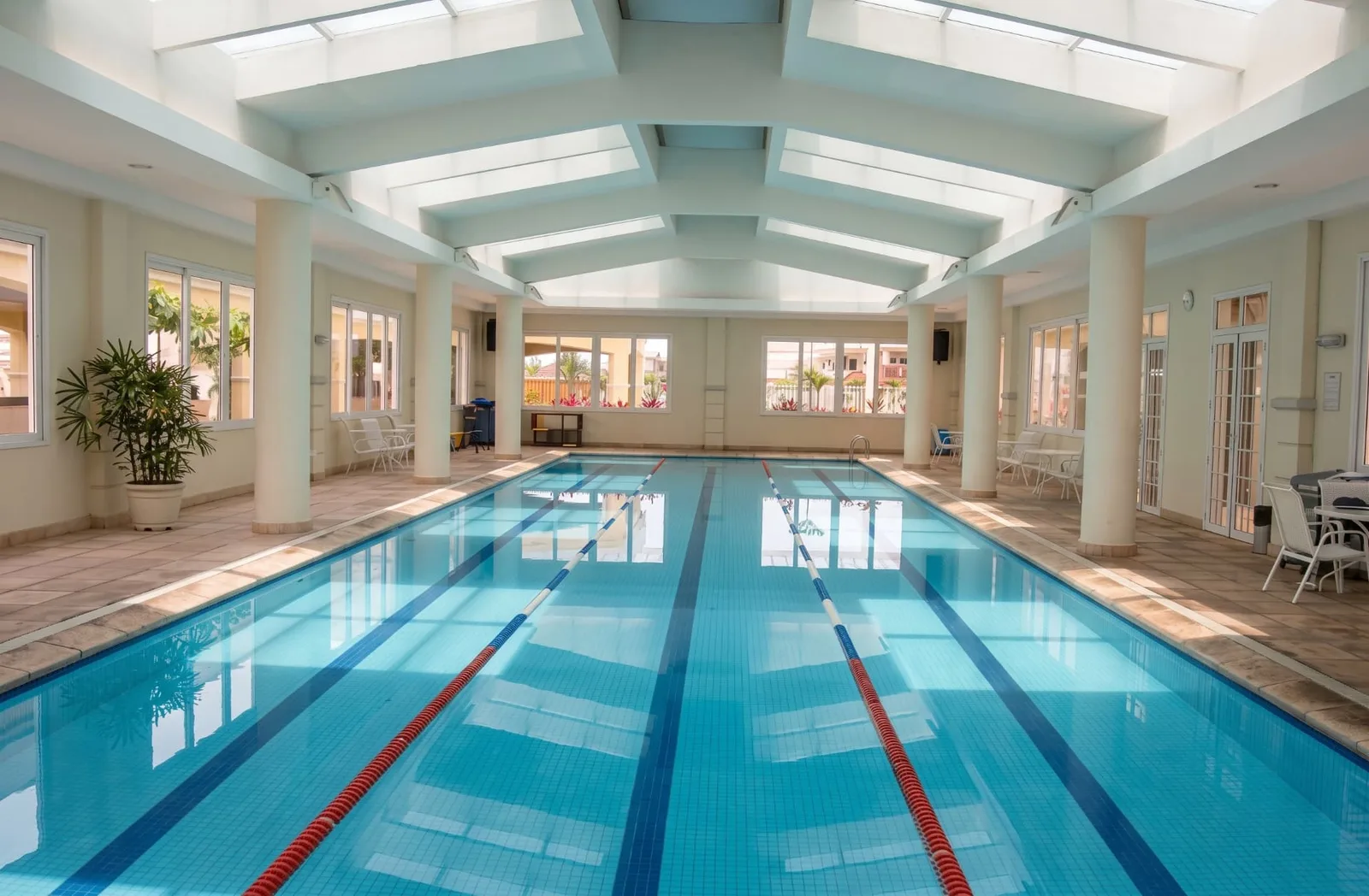 Piscina coberta com raia semiolímpica do clube privativo do Condomínio Quintas do Rio, Barra da Tijuca