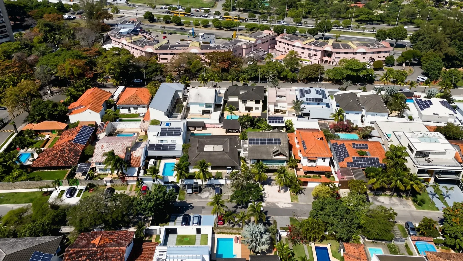 Vista aérea das casas e ruas internas do Condomínio Santa Marina na Barra da Tijuca
