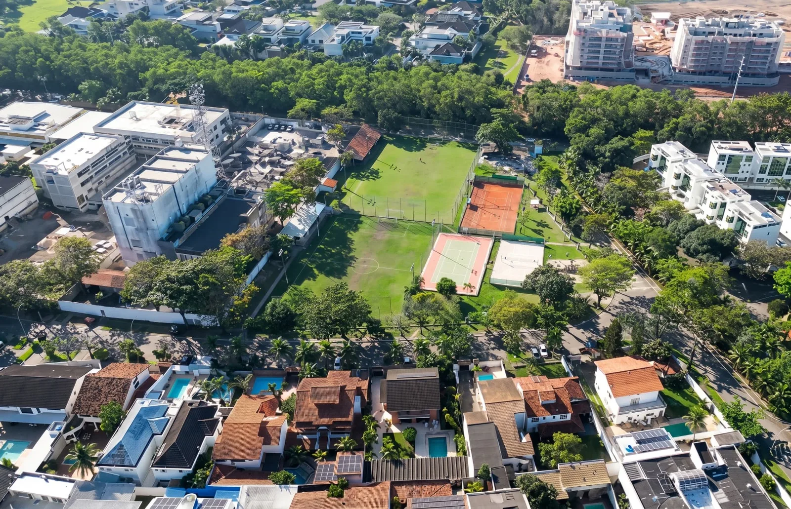 Área esportiva com campo de futebol e quadras do Condomínio Santa Marina