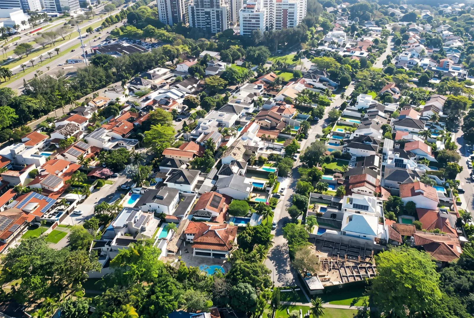 Panorama aéreo das casas do Condomínio Santa Marina e entorno da Barra da Tijuca