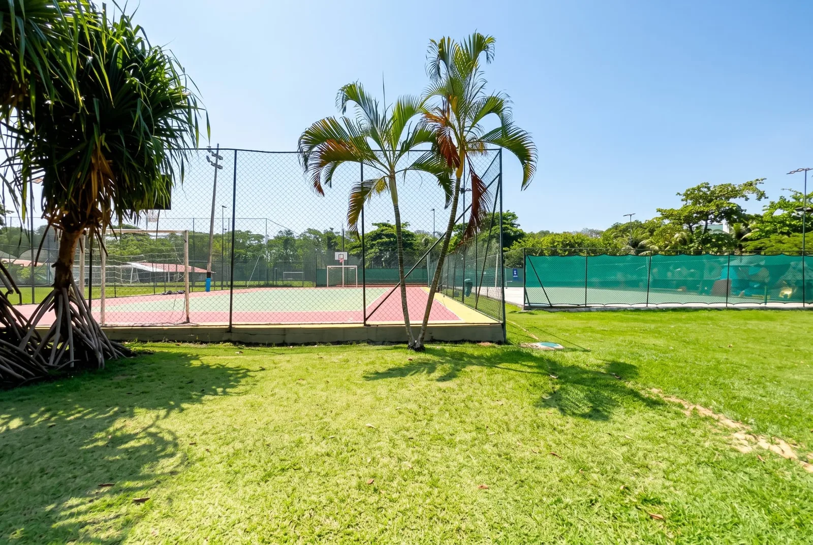 Quadra poliesportiva e quadra de tênis do Condomínio Santa Marina