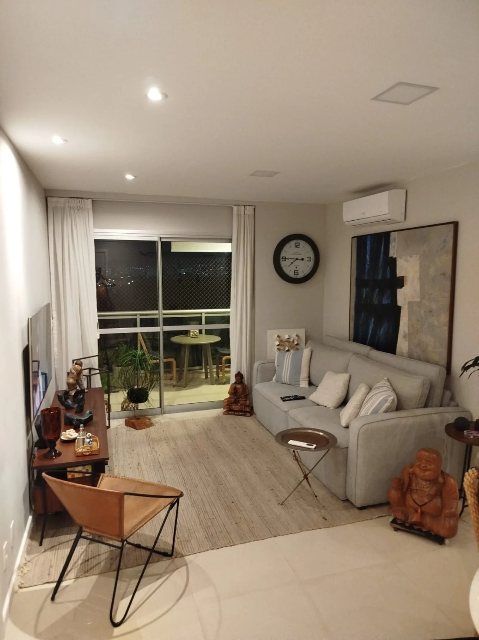 Sala de estar com vista para varanda e ambiente integrado
