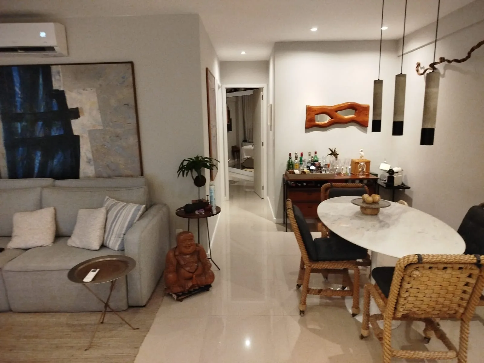 Living integrado com sala de jantar, pendentes de design e bar