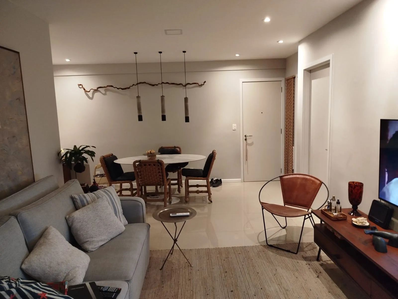 Sala de jantar com pendentes e mesa redonda em mármore